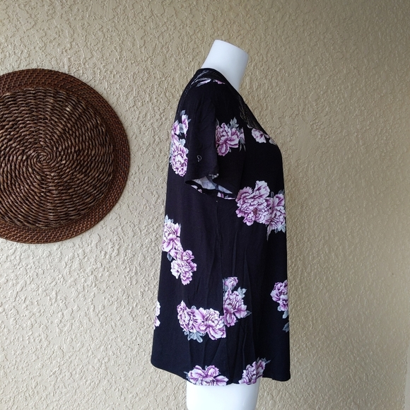 Torrid floral soft tee with lace neckline - Picture 4 of 6